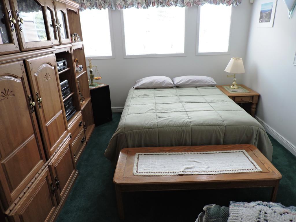 Tucked Inn The Harbour B&B Victoria Harbour Esterno foto