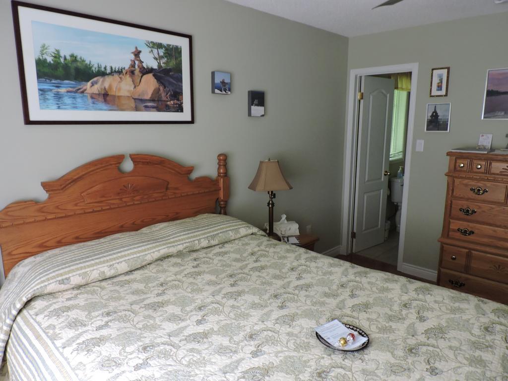 Tucked Inn The Harbour B&B Victoria Harbour Esterno foto