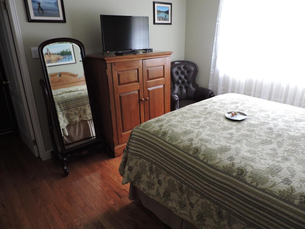 Tucked Inn The Harbour B&B Victoria Harbour Esterno foto