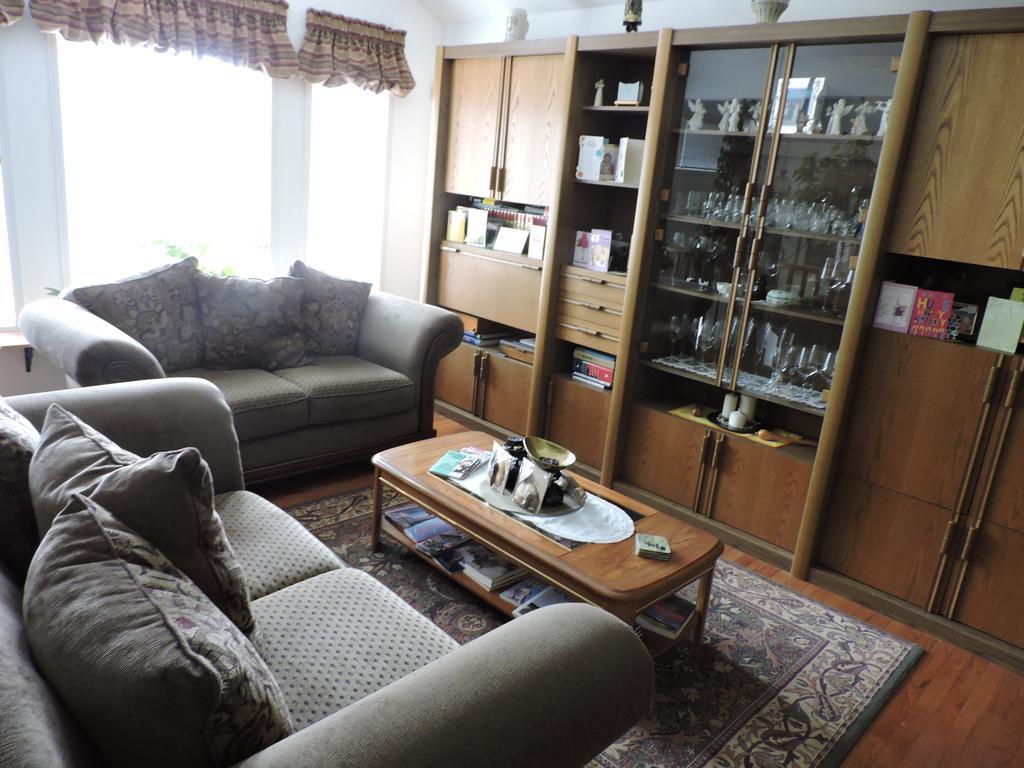Tucked Inn The Harbour B&B Victoria Harbour Esterno foto