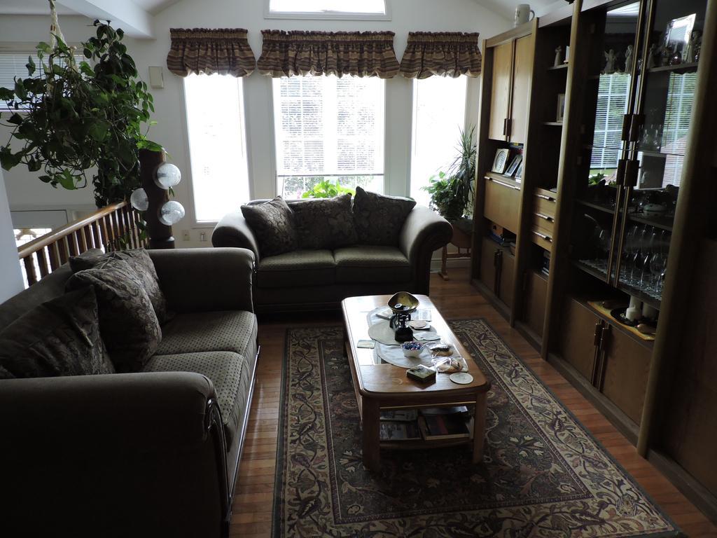 Tucked Inn The Harbour B&B Victoria Harbour Esterno foto