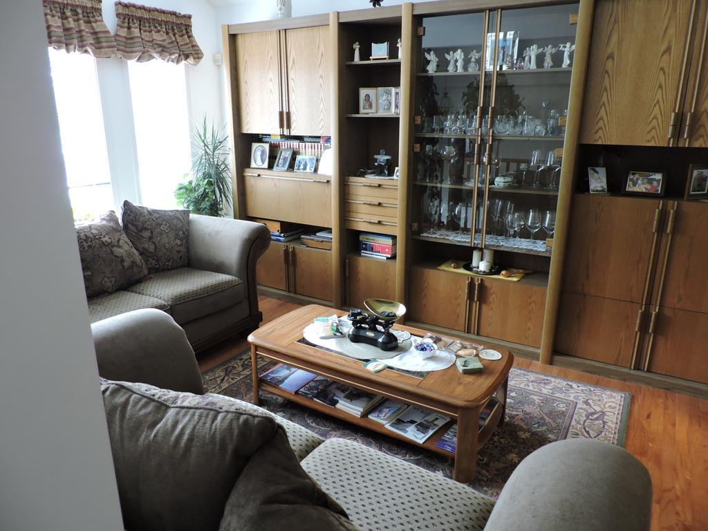 Tucked Inn The Harbour B&B Victoria Harbour Esterno foto