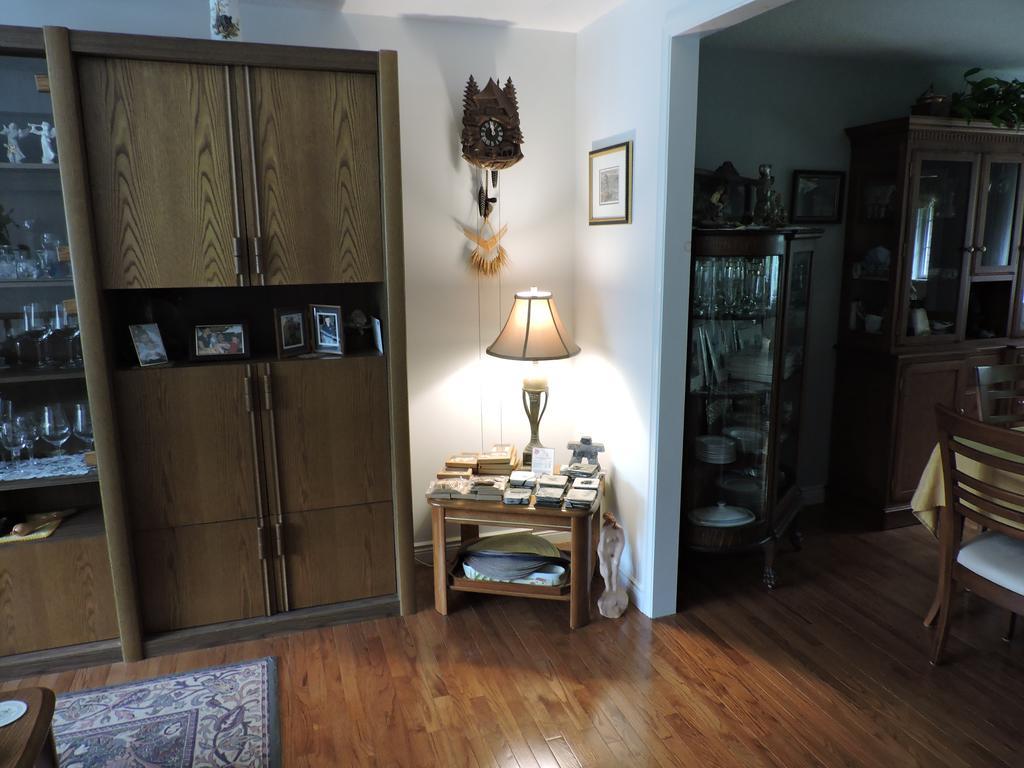 Tucked Inn The Harbour B&B Victoria Harbour Esterno foto