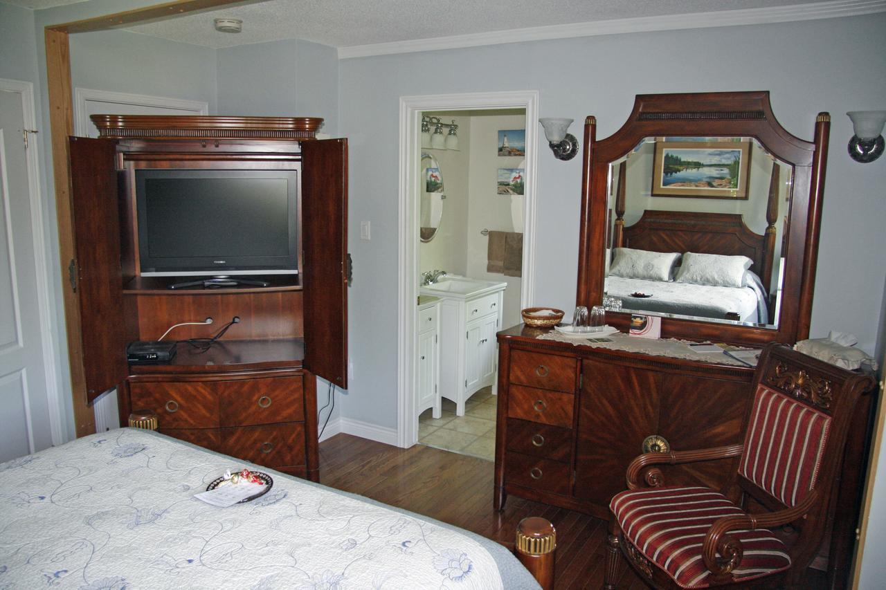 Tucked Inn The Harbour B&B Victoria Harbour Esterno foto
