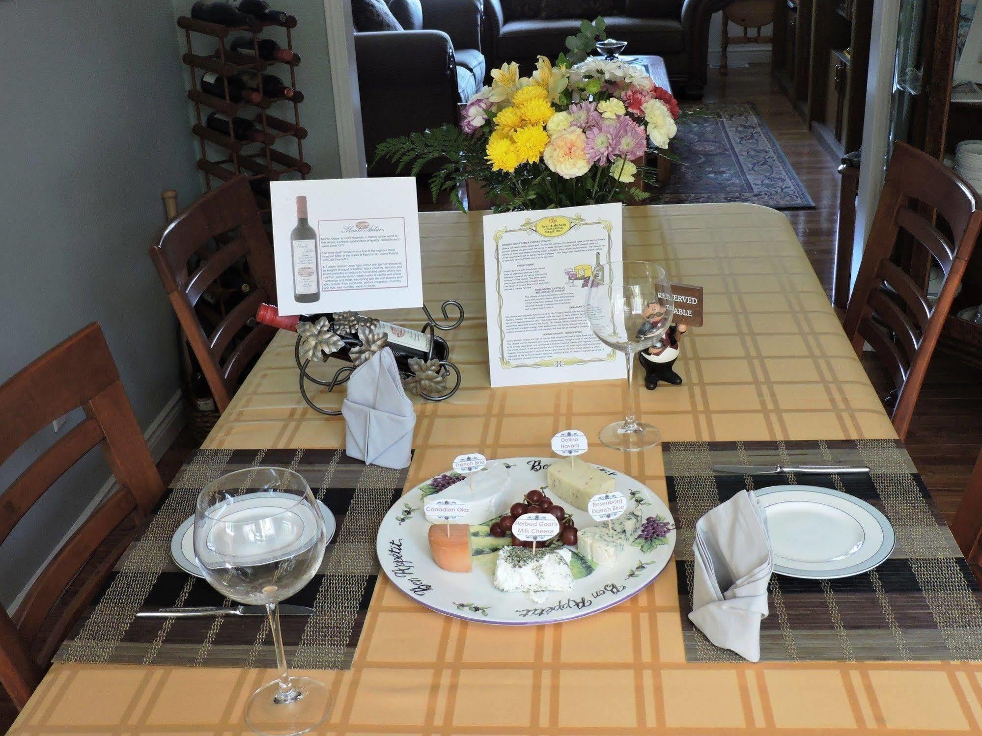 Tucked Inn The Harbour B&B Victoria Harbour Esterno foto