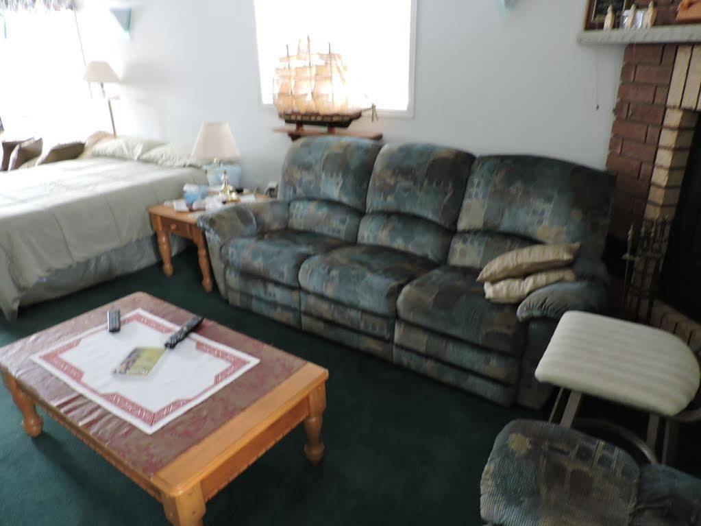 Tucked Inn The Harbour B&B Victoria Harbour Esterno foto