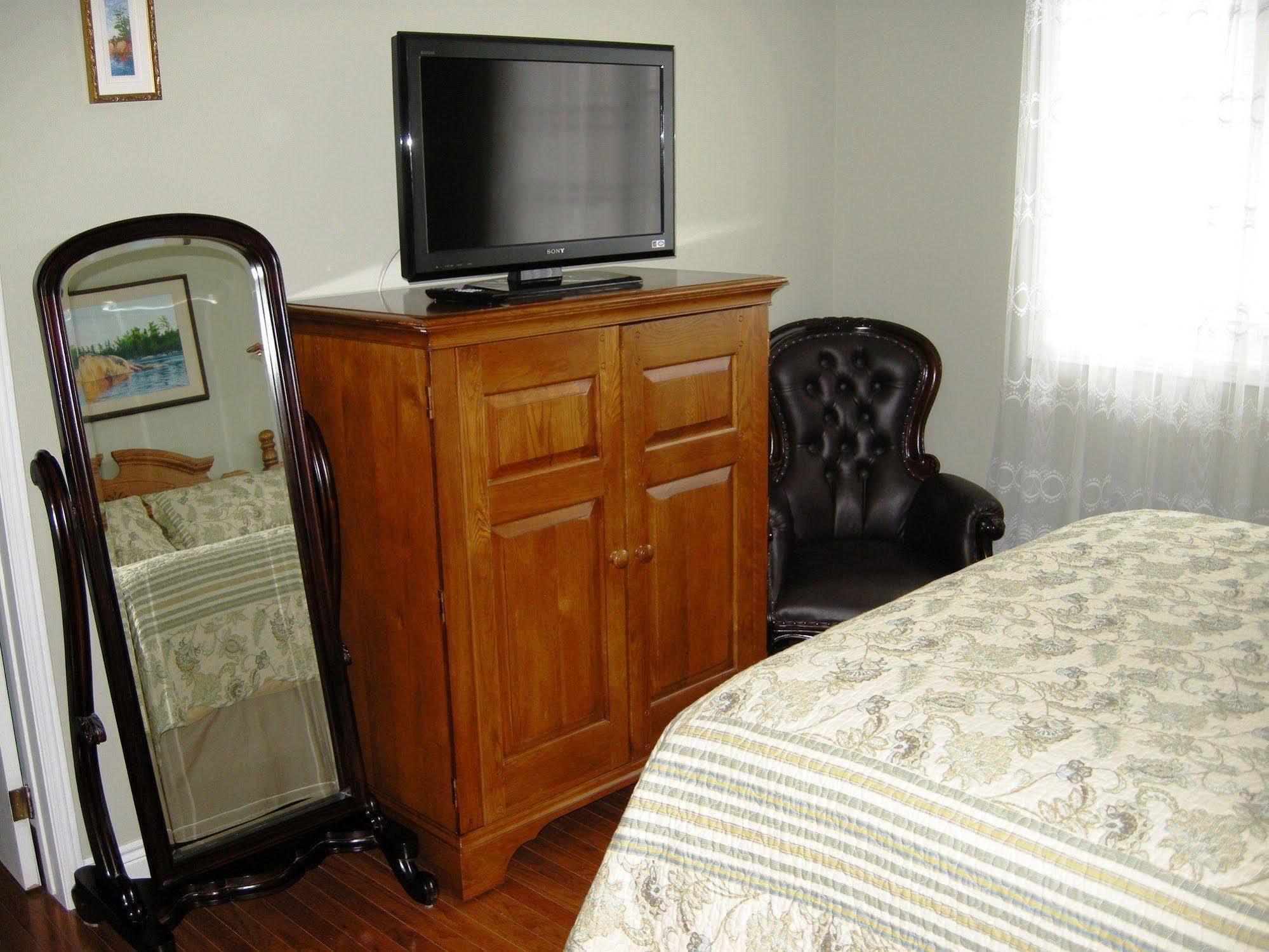 Tucked Inn The Harbour B&B Victoria Harbour Esterno foto