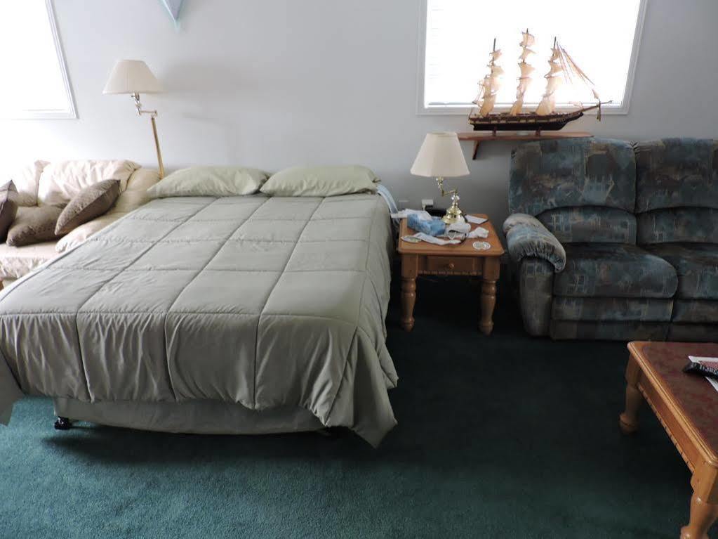 Tucked Inn The Harbour B&B Victoria Harbour Esterno foto